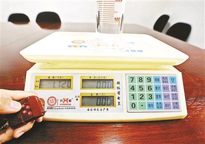 遙控特制電子秤賣米的方法騙得金錢，作案工具電子秤予以沒收。(圖1)